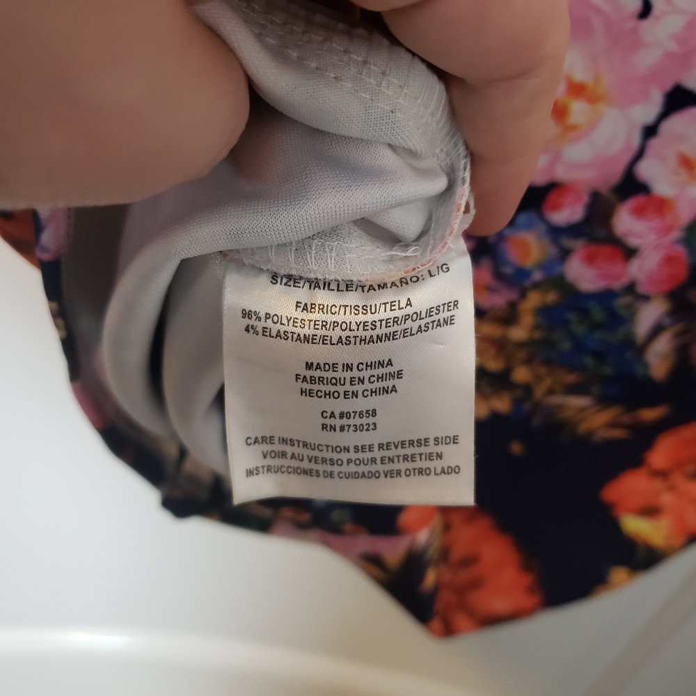 Parisian Collection Cute Floral Crop Top w V-Neck - Picture 8 of 11